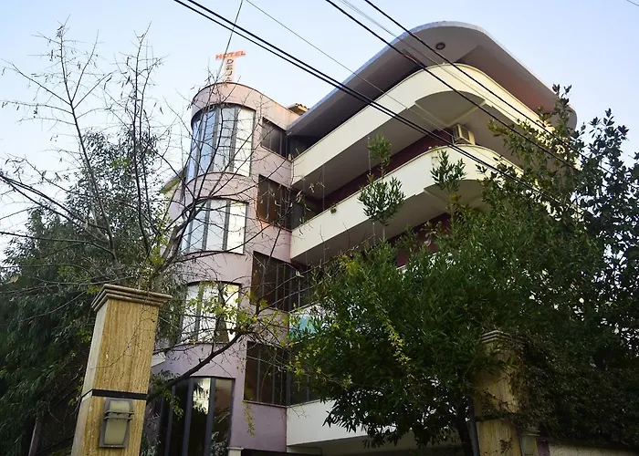 Deja 3* ティラナ